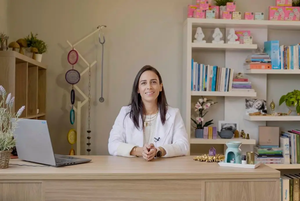 Manuela Mejía ha sido alumna del doctor Jorge Carvajal, fundador de la medicina sintergética. FOTO: Cortesía Manuela Mejía