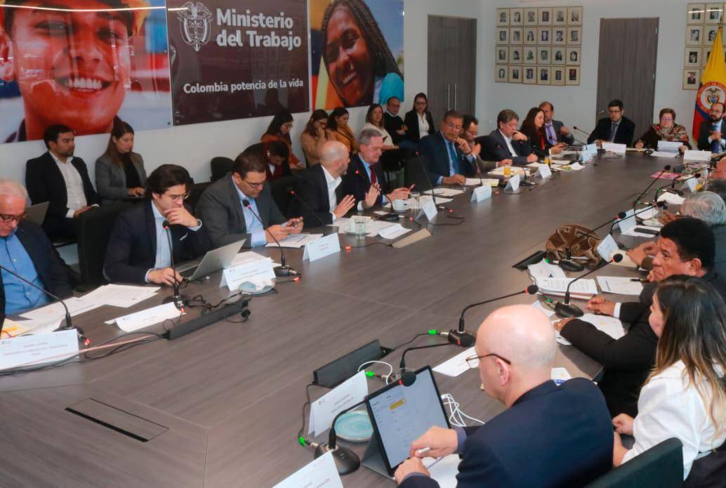 Este lunes 16 de febrero se reunirán empresarios y centrales obreras para reabrir negociación del salario mínimo. FOTO COLPRENSA. 