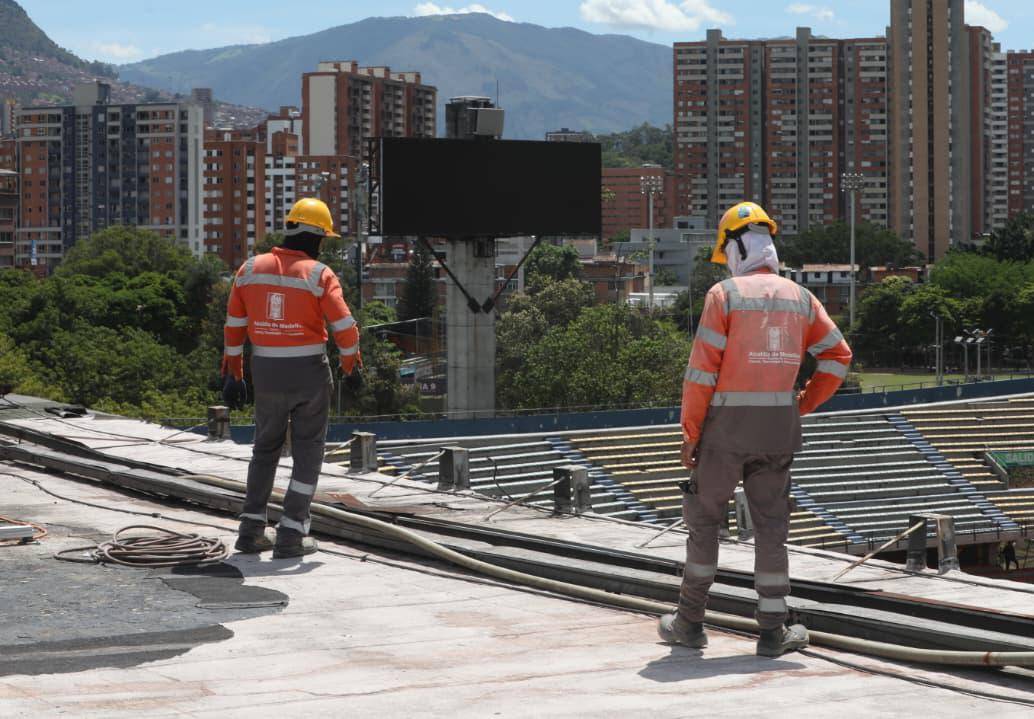 La remodelación y modernización del estadio Atanasio Girardot comenzó con el desmonte del techo de la tribuna Occidental, el cual estaba desde que se inauguró el escenario. FOTO: HORUS THOR AMAYA