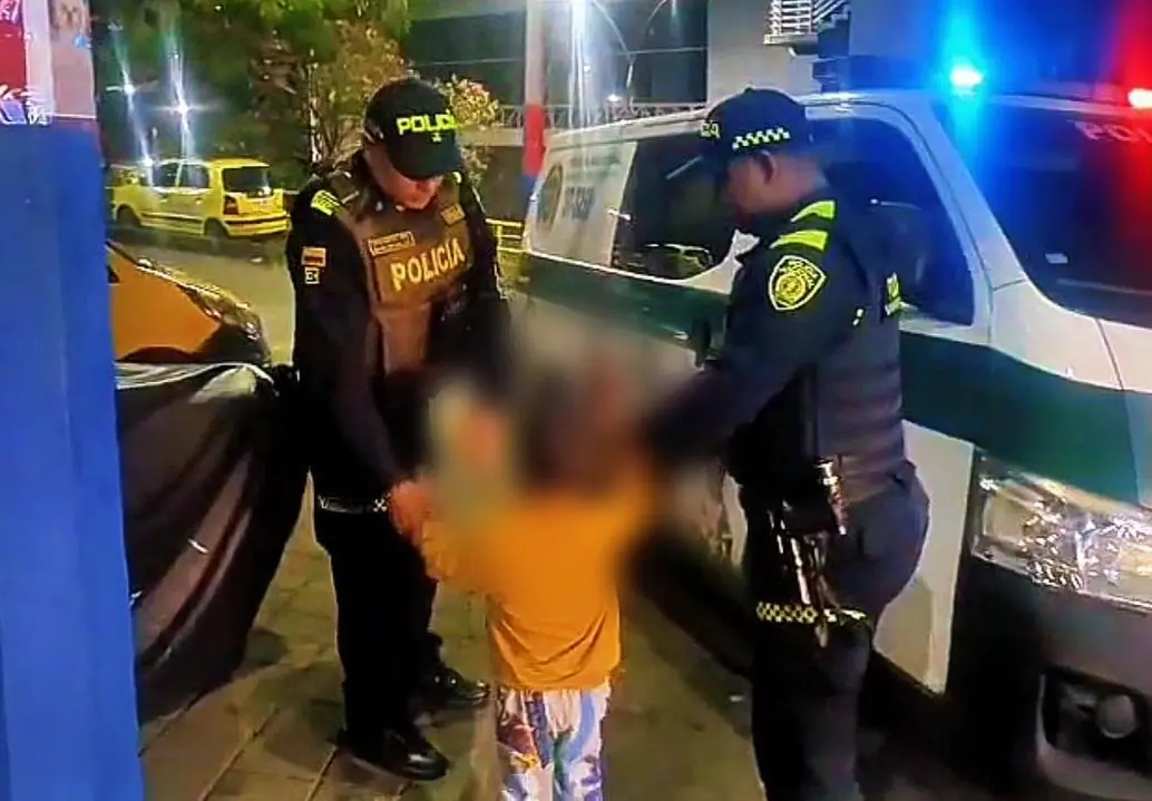 El niño fue encontrado solo por una patrulla de la Policía y al preguntarle sobre sus padres afirmó no saber dónde estaban. FOTO: Cortesía Alcaldía de Medellín