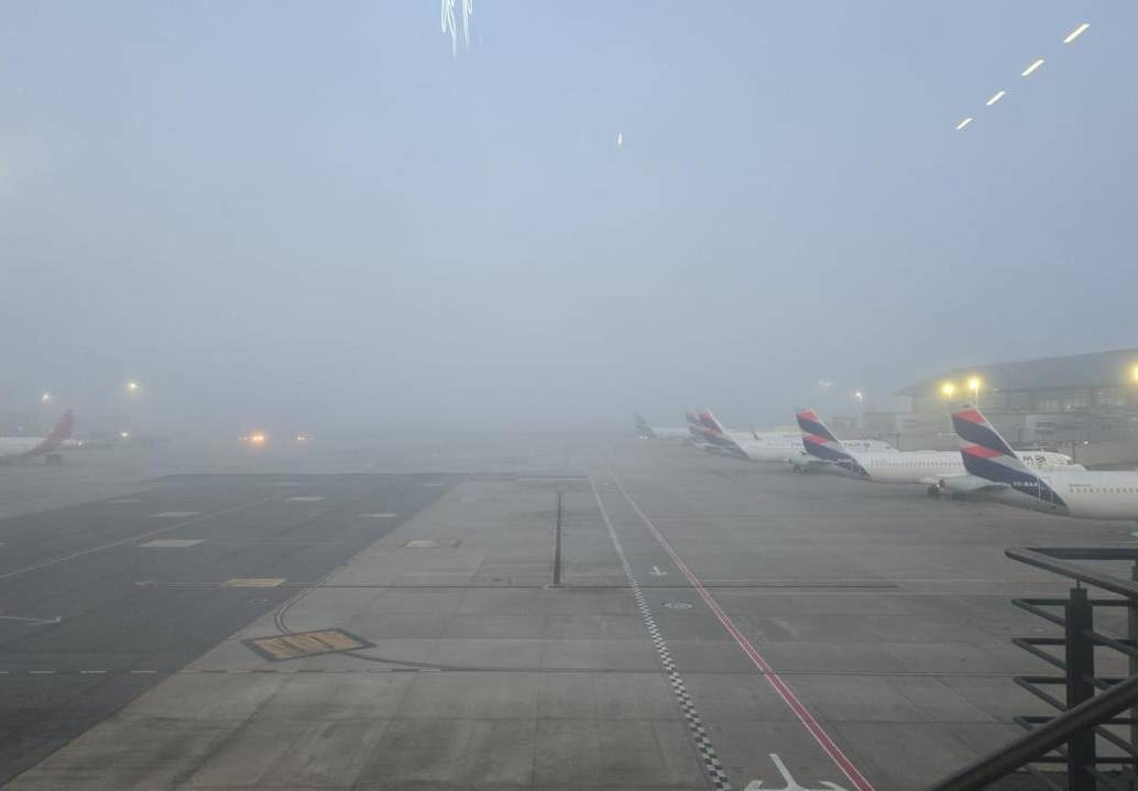 <span class="mln_uppercase_mln">La</span><b><span class="mln_uppercase_mln"> densa niebla que cubre este jueves la Sabana de Bogotá obligó a cancelar y retrasar varios vuelos en el Aeropuerto Internacional El Dorado. FOTO: AEROCIVIL</span></b>