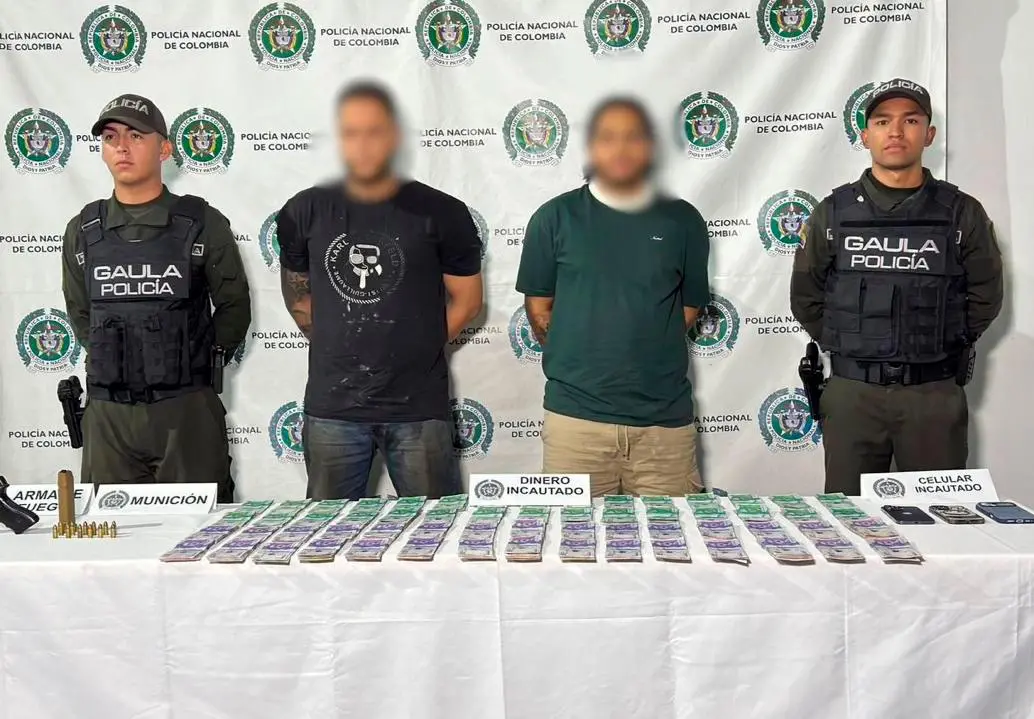 Alias El Menor y alias El Cerrajero, los dos capturados en la operación de las autoridades en el corregimiento Altavista. FOTO: MEVAL