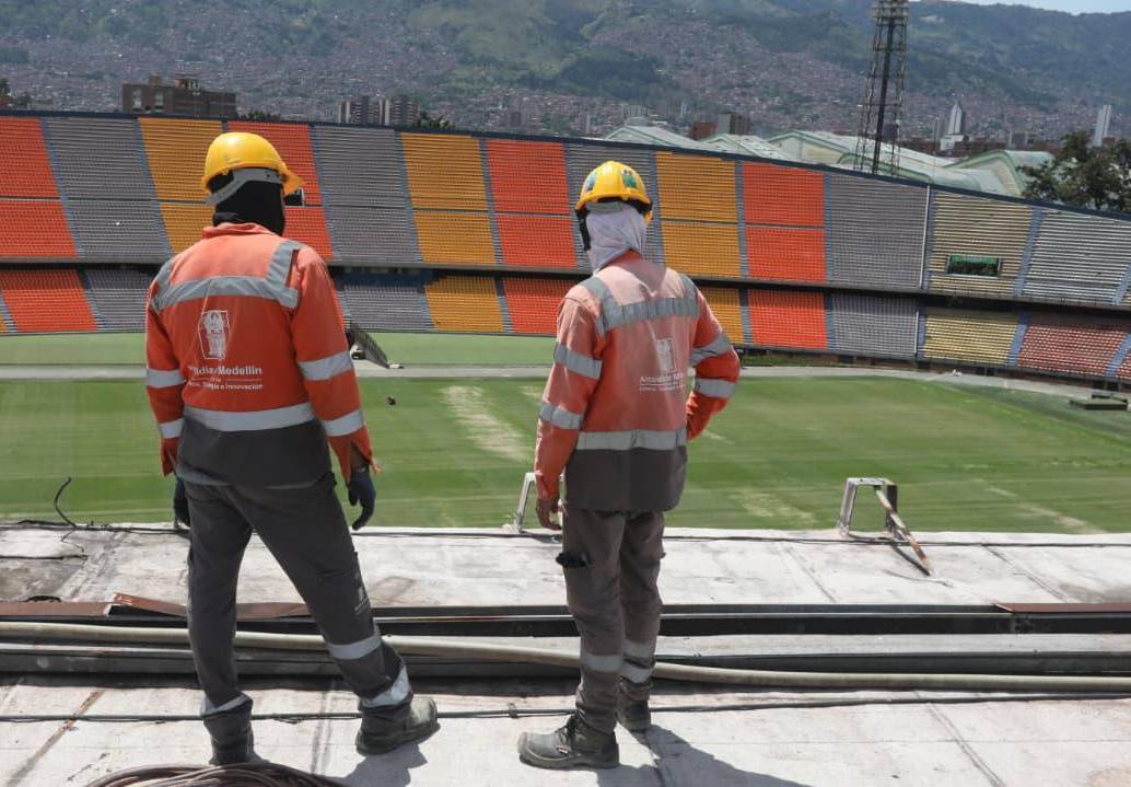 Obreros del Distrito realizan las labores desde la parte alta del estadio Atanasio Girardot. FOTO: Horus Thor Amaya.