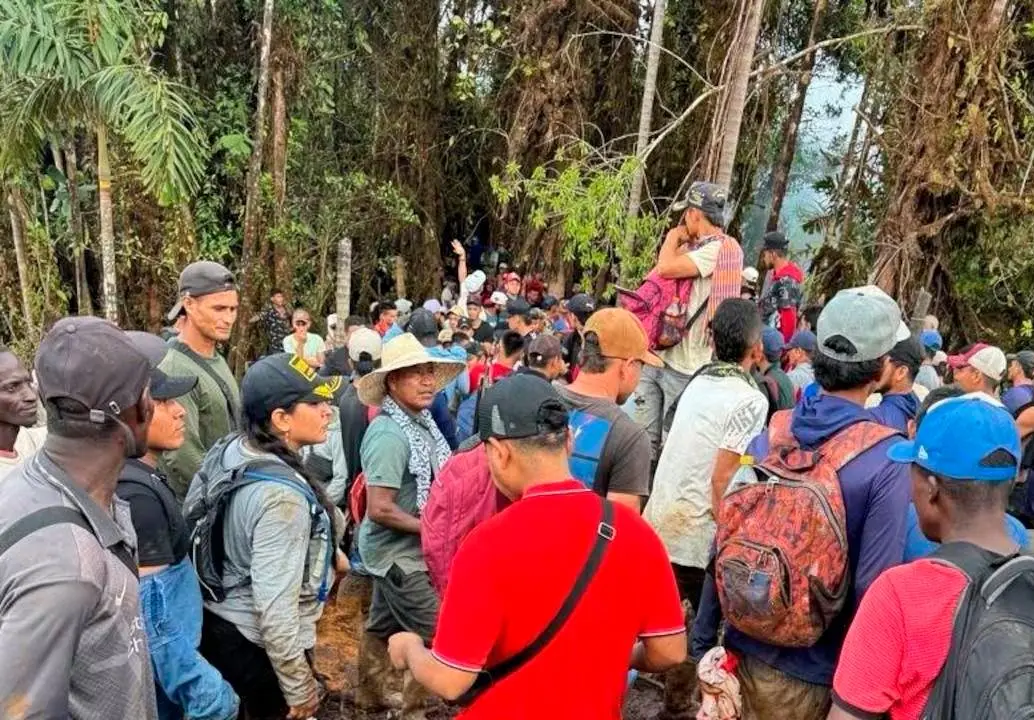 Este es el momento en el que las comunidades retienen a los soldados en Cauca. FOTO CORTESÍA