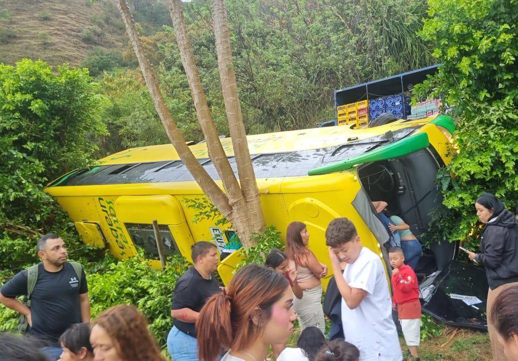 Así quedó el bus que transportaba 40 pasajeros hacia Medellín desde el municipio de Sabanalarga, Occidente antioqueño. FOTO: Cortesía