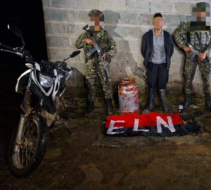 El operativo dejó como resultado un ilegal herido y otro capturado, mientras que dos más lograron huir del lugar. FOTO: Cuarta Brigada del Ejército Nacional