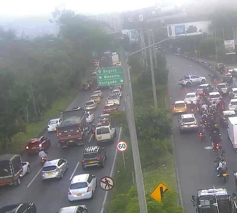 La avenida Regional, a la altura del Centro Comercial Viva Envigado, estuvo cerrada durante dos horas mientras se avanzaban en las labores judiciales. Esto afectó seriamente la movilidad en el sur del Valle de Aburrá. FOTO: CORTESÍA