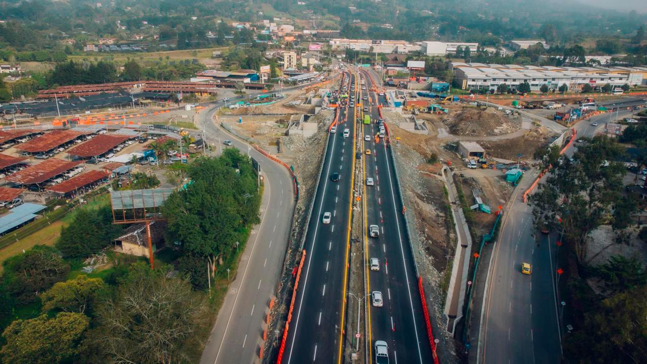 El nuevo puente vial del Intercambio Vial del Aeropuerto José María Córdova ha sido habilitado para el uso público. Foto: Cortesía