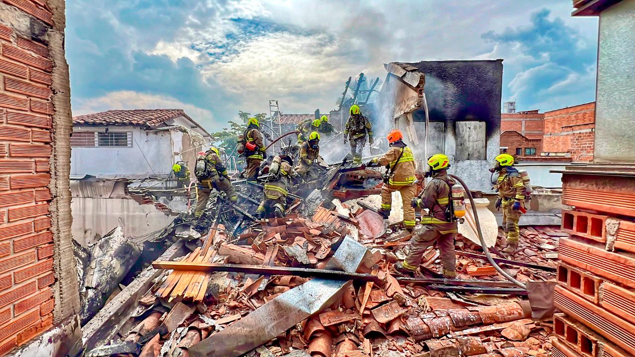 Al lugar de los hechos llegó el equipo de bomberos aeronáuticos y del Dagrd que atendieron la emergencia. FOTO: CORTESÍA