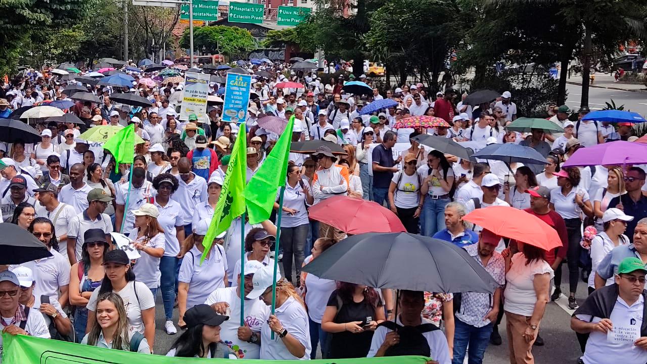La movilización de docentes se desarrolló por las calles de Medellín y en ella también participaron 80 maestros de Yolombó donde vivía y trabajaba el docente asesinado. Foto: Jaime Pérez