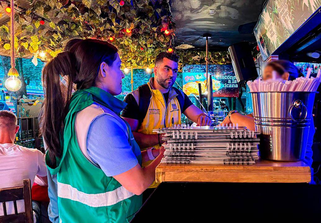 La Alcaldía señaló que esta primera medida es pedagógica. Los negocios con infracciones deberán retirarlos inmediatamente. FOTO: CORTESÍA ALCALDÍA DE MEDELLÍN