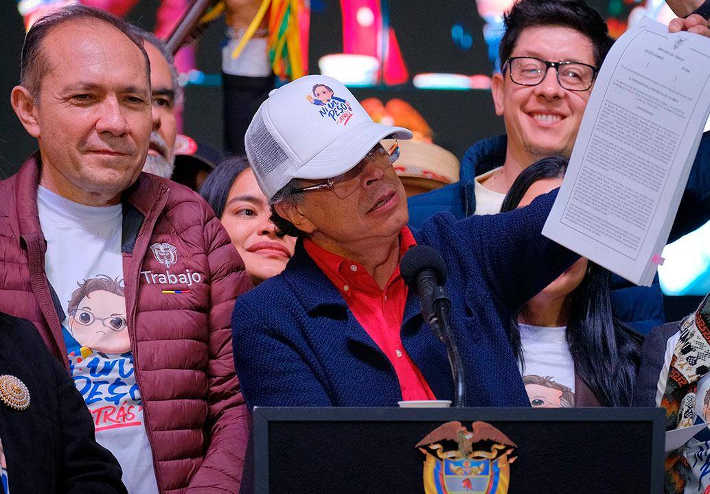 Presidente Gustavo Petro muestra el decreto transitorio de salario mínimo. FOTO PRESIDENCIA