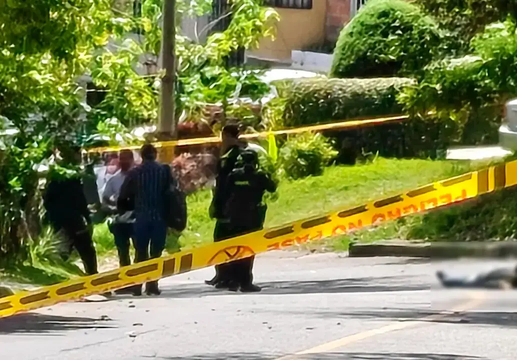 Expertos forenses llegaron a la escena para investigar cómo ocurrieron los hechos. FOTO: CORTESÍA POLICÍA