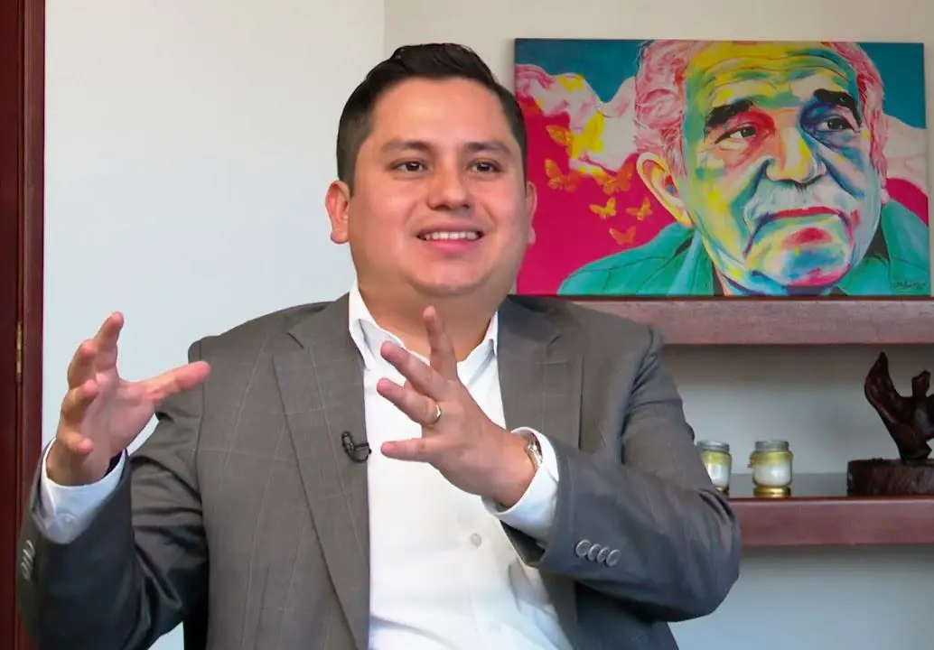 <p>Sebastián Caballero es el gerente del Fondo Financiero de Infraestructura Educativa del Ministerio de Educación. Desde su llegada ha dado ingreso a contratistas sin experiencia y usaría su cargo para hacer política. </p><p>FOTO<b><span class="mln_uppercase_mln"> captura de pantalla</span></b></p>