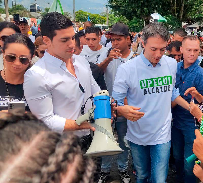 Daniel Quintero, en su primer acto político como exalcalde, lanzó su apoyo a Juan Carlos Upegui y a Esteban Restrepo, los candidatos de su partido a Alcaldía y Gobernación. FOTO: JAIME PÉREZ