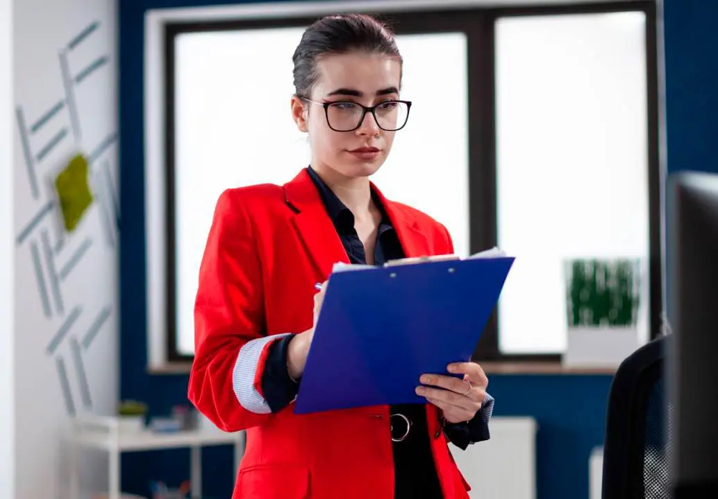 La modalidad de prestación de servicios permite a muchos profesionales generar ingresos adicionales por proyectos o actividades puntuales. FOTO: FREEPIK