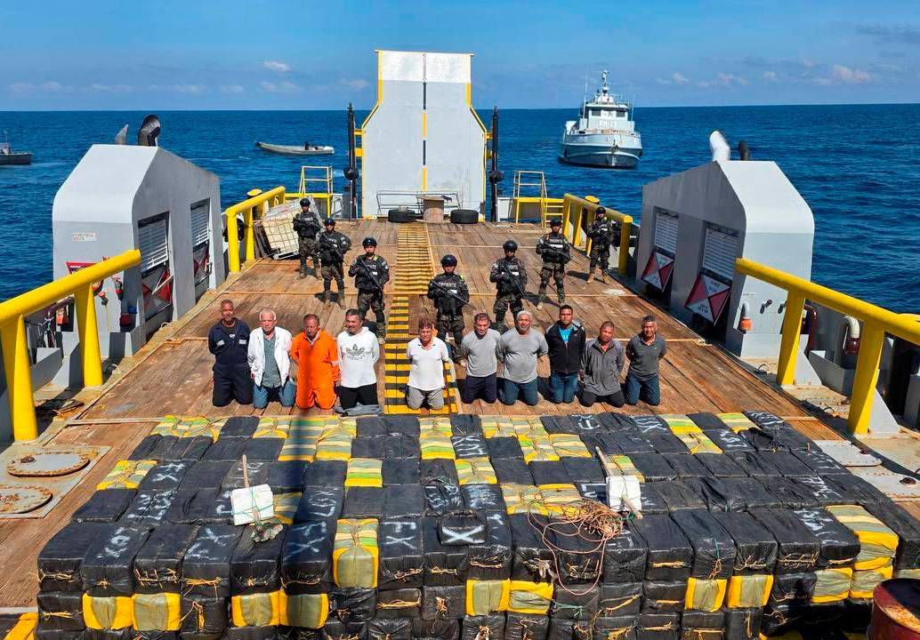 Así fueron presentados los 10 capturados con la cocaína incautada en aguas de El Salvador. FOTO: CORTESÍA @nayibbukele.