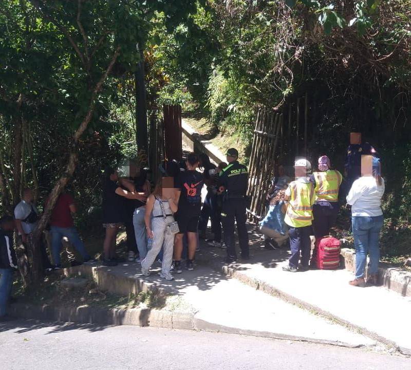 En esta zona boscosa del Parque de las Mascotas, en la centralidad de Sabaneta, ocurrió la muerte de Melanie Sarahí Fajardo Rincón, de 17 años, y Santiago Uribe Monsalve, de 20. FOTO: GUILLERMO LEÓN OSPINA MUÑOZ
