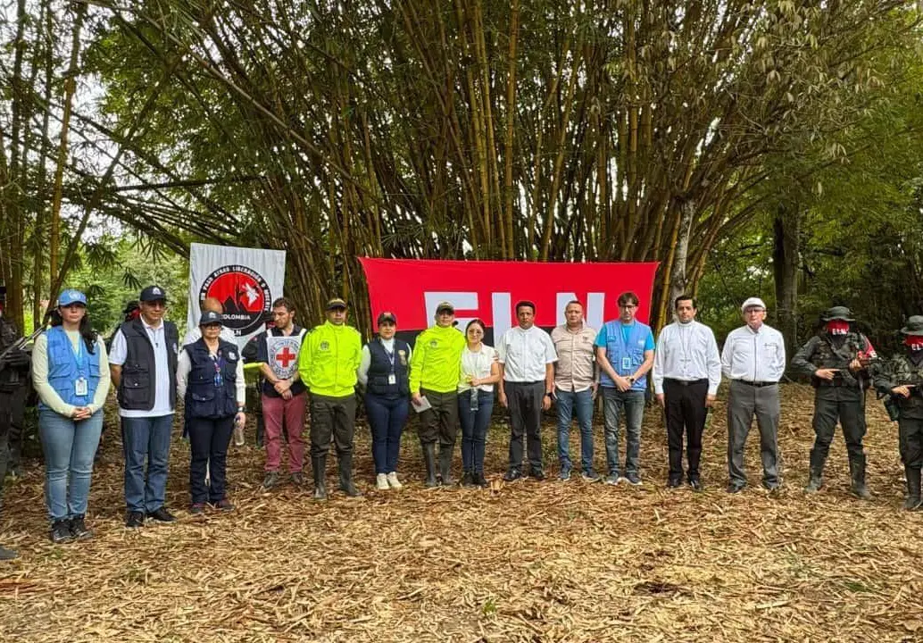 Los agentes de la Dijín Franki Esley Hoyos Murcia y Yordin Fabián Pérez Mendoza fueron liberados por el ELN tras permanecer secuestrados desde julio de 2025 en Arauca. Foto: cortesía 