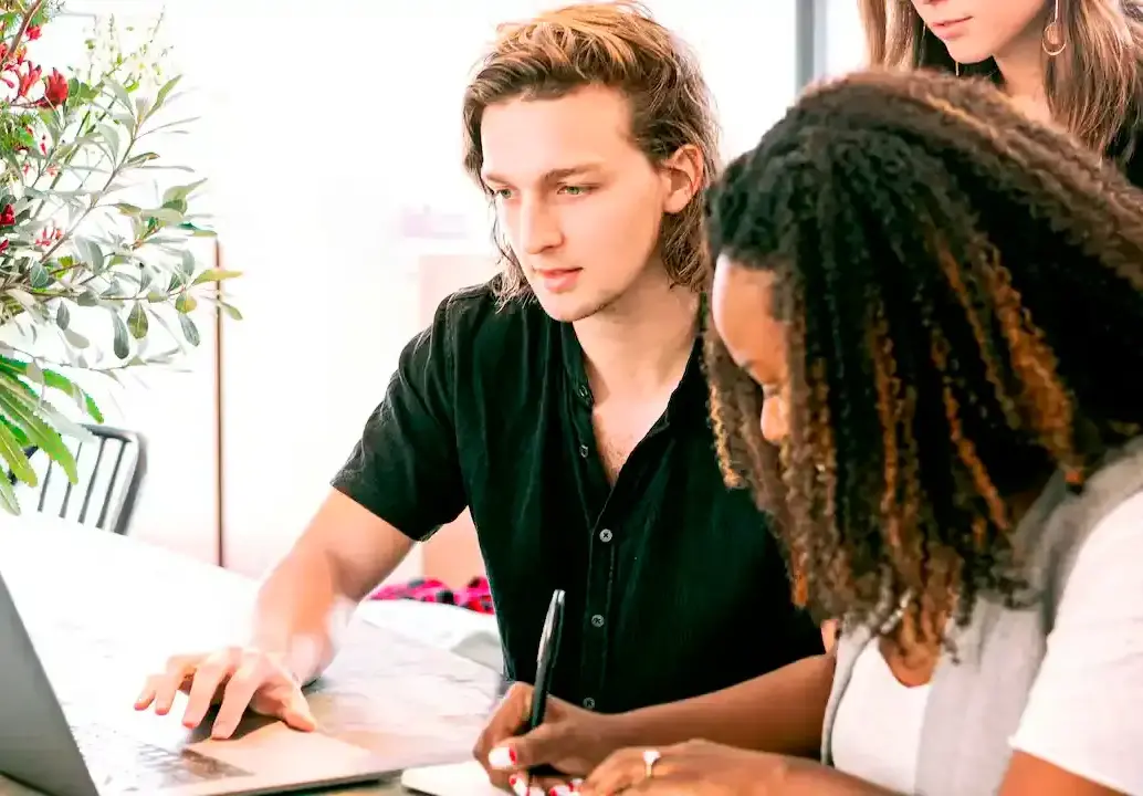 Las vacantes están dirigidas a perfiles con formación técnica en mantenimiento, topografía y ventas. FOTO: GETTY