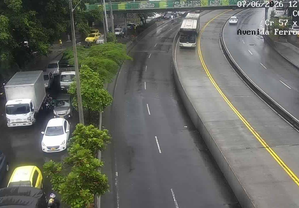 Los cierres viales por una competencia ciclística, sumados a las lluvias y las ciclovías dominicales, generan congestión en varios corredores estratégicos de Medellín este domingo. FOTO: Secretaría de movilidad.