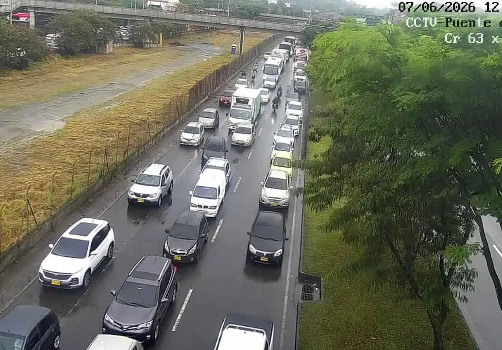 Los cierres viales por una competencia ciclística, sumados a las lluvias y las ciclovías dominicales, generan congestión en varios corredores estratégicos de Medellín este domingo. FOTO: Secretaría de movilidad.