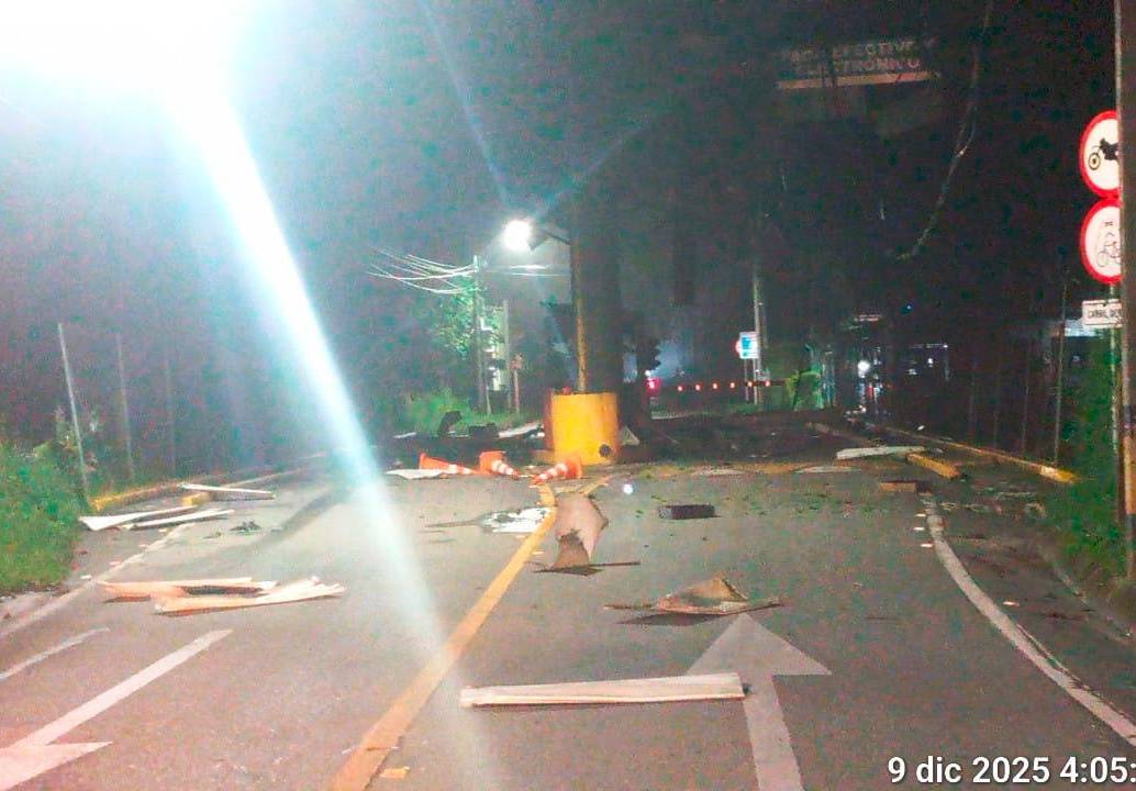 Así quedó el peaje Cabildo, en jurisdicción de Girardota. Hombres armados evacuaron a los trabajadores antes de realizar el atentado. FOTO: CORTESÍA