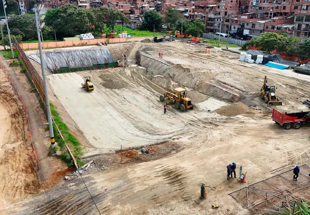 El gran Sistema de Drenaje Sostenible de Primavera Norte, se excava bajo la cancha de Villa Niza. FOTO Cortesía