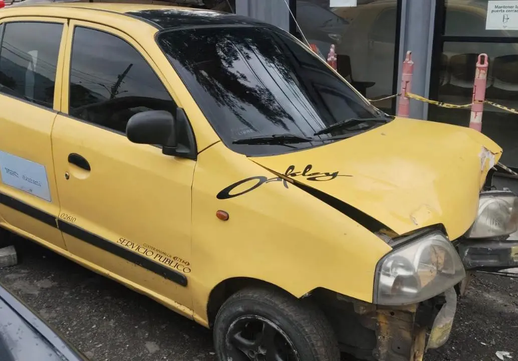 El taxista, después de arrollar a un motociclista y su acompañante, perdió el control del vehículo y chocó contra un poste en la Avenida Regional con calle 50. FOTO: Cortesía