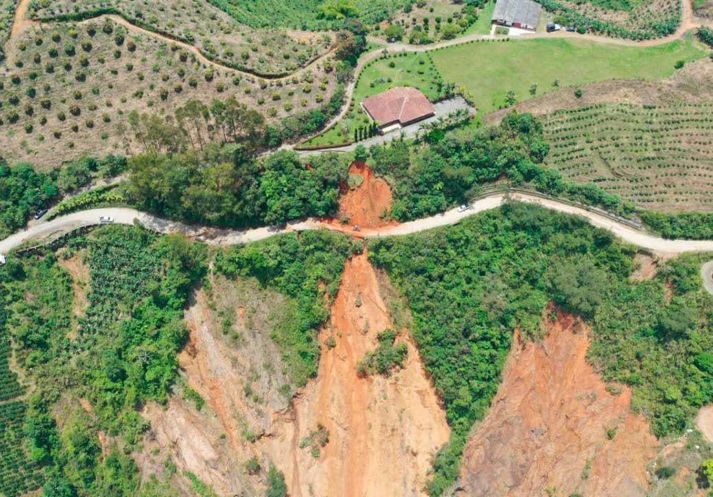La Secretaría de Infraestructura de Antioquia ya adelanta acciones para contener la novedad y reabrir el paso lo más pronto posible. FOTO GOBERNACIÓN DE ANTIOQUIA