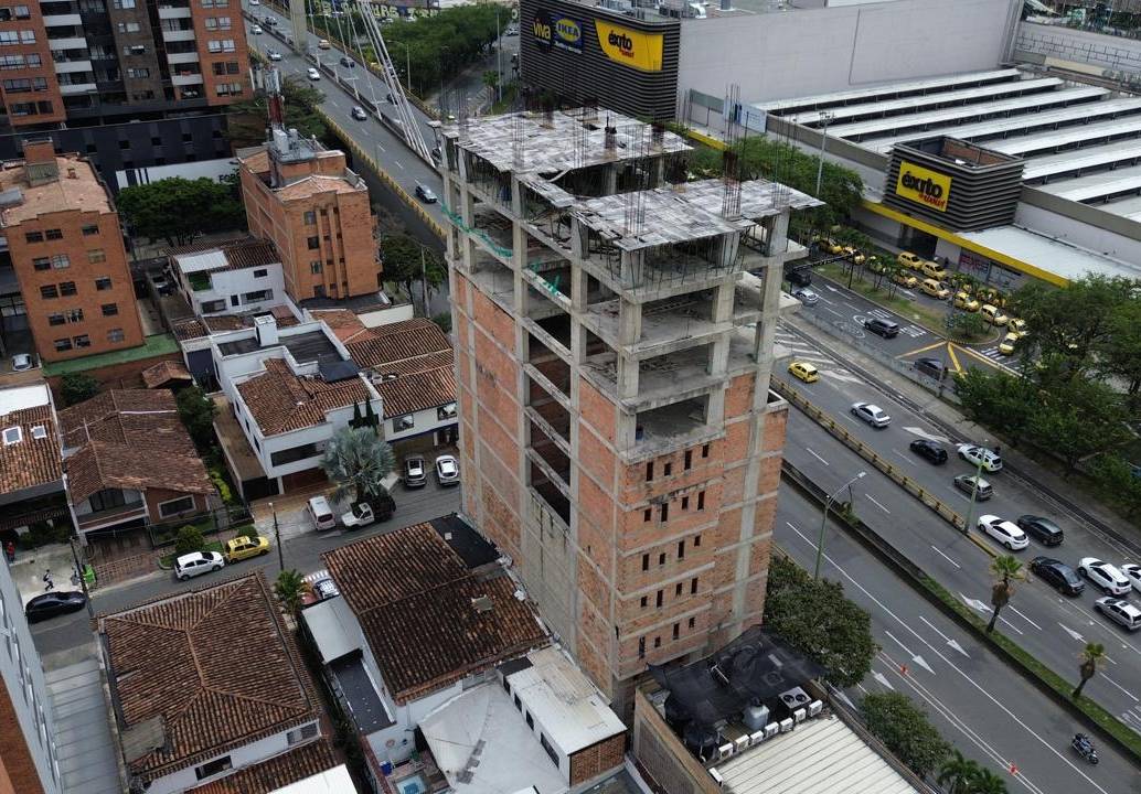 Autoridades en Envigado cerraron dos carriles en la Avenida Las Vegas. FOTO: Manuel Saldarriaga, EL COLOMBIANO