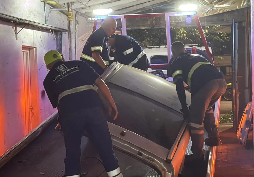 Esta fue una de las partes de vehículos que encontraron dentro de este local que hacían pasar como un parqueadero. También hallaron herramientas y otros elementos. FOTO: <b>CORTESÍA SECRETARÍA DE SEGURIDAD DE MEDELLÍN</b>