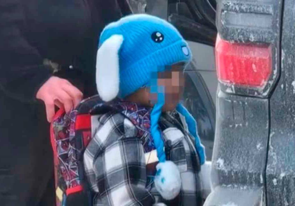 Liam Conejo Ramos, de tan solo cinco años, fue detenido y hoy está con su padre en el centro de detención familiar más grande de Estados Unidos en el estado de Texas. FOTO: AFP