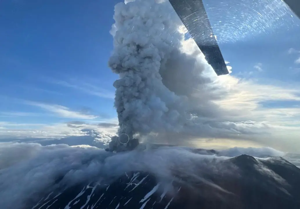 El volcán Kracheninnikov, situado en la península rusa de Kamchatka, entró en erupción por primera vez en más de 450 años, pocos días después del potente terremoto que sacudió esa misma región del extremo oriental del país. FOTO: Instituto de Investigaciones Geológicas y Atmosféricas A.C. 