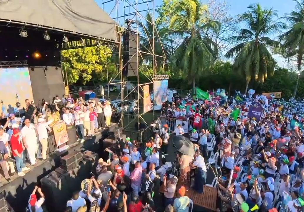 Cepeda en tarima, a cielo abierto, en Montería, Córdoba, pese a prohibición de ley antes de elecciones el 31 de mayo. Foto: tomada de video
