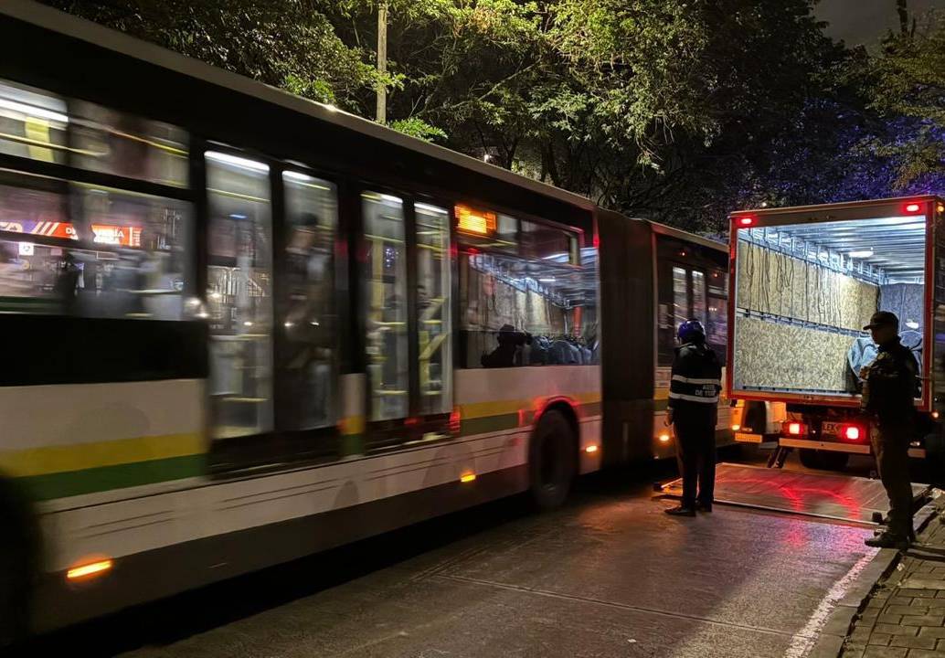 Las autoridades hicieron una redada para garantizar el respeto por el carril exclusivo del Metroplús. FOTO: Cortesía Alcaldía de Medellín