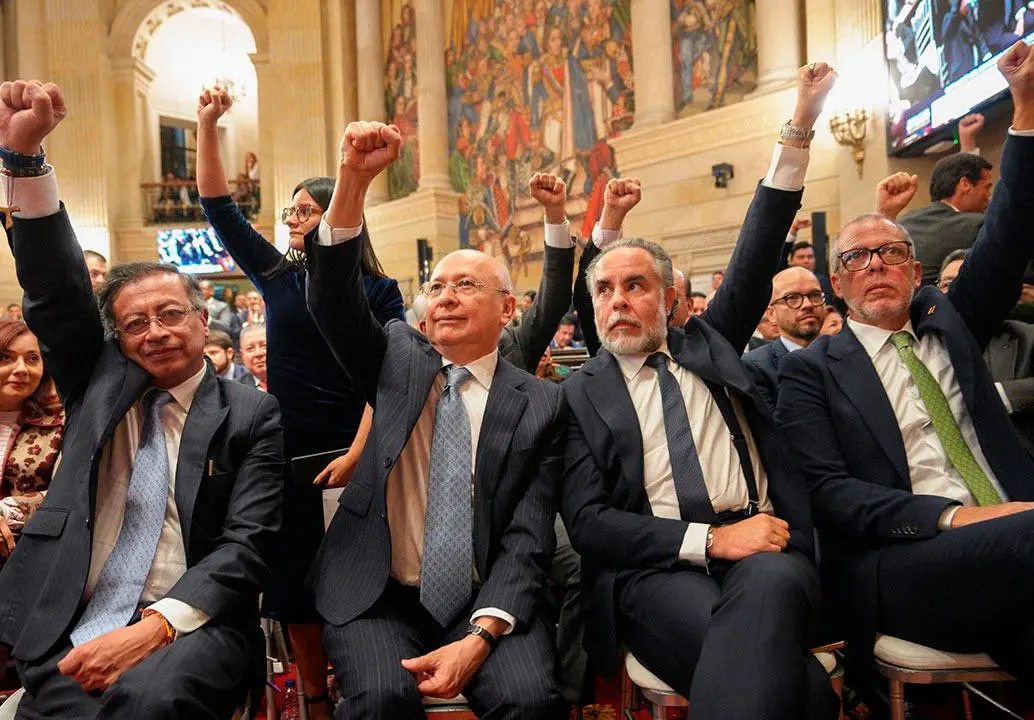 El presidente Gustavo Petro levantó su puño durante la intervención de la oposición. FOTO CORTESÍA 