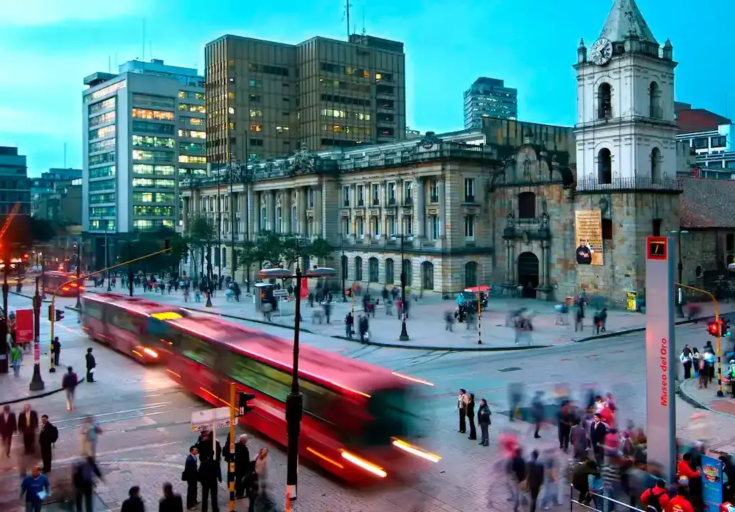 Bogotá busca cubrir miles de vacantes con contratación inmediata y estabilidad laboral. FOTO: GETTY