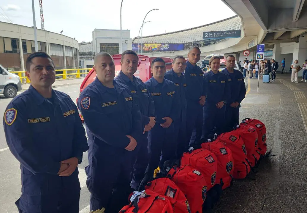 Estos fueron los ocho bomberos de Envigado que viajaron a Venezuela para apoyar las labores de búsqueda y rescate en la emergencia. FOTO: CORTESÍA BOMBEROS DE ENVIGADO