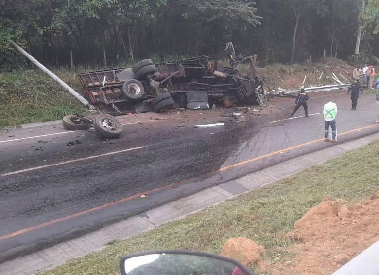 Así quedó el camión tras el fuerte accidente de esta tarde. FOTO: Cortesía Denuncias Antioquia