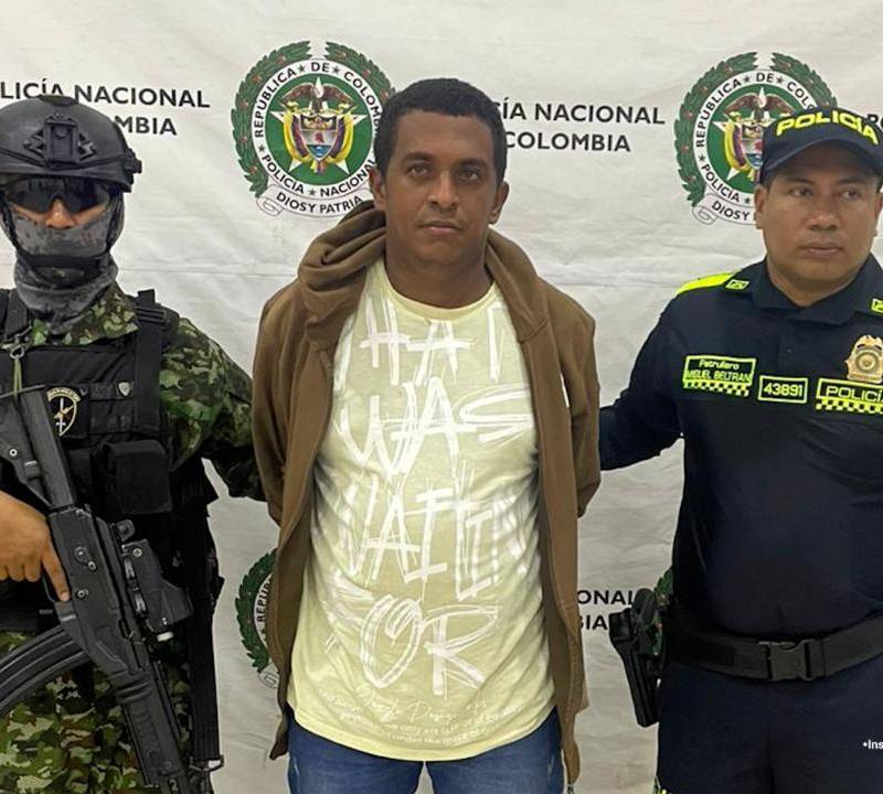 En el centro, alias “Negro”, señalado como cabecilla financiero del Clan del Golfo. FOTO: CORTESÍA. 