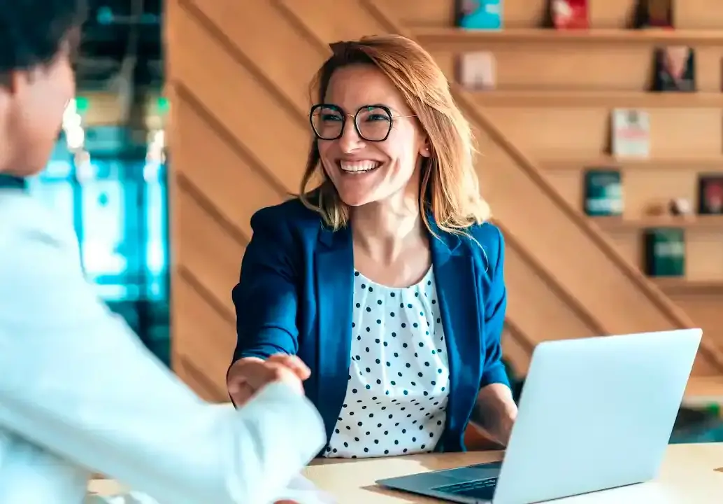 Del total de ofertas 148 son en modalidad híbrida y unas 40 en remoto, lo que abre la posibilidad de acceder a trabajos con mayor flexibilidad. FOTO: GETTY