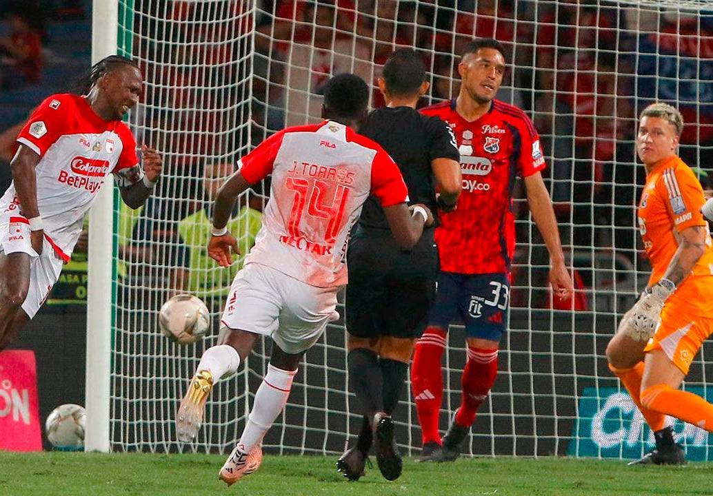 La imagen del balón de Hugo Rodallega entrando en la red durante la final de la Liga frente al DIM. FOTO DIMAYOR
