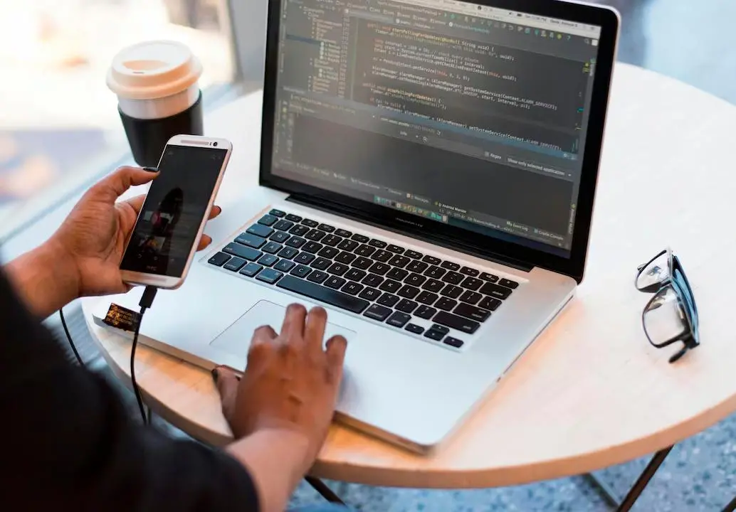 ntre las vacantes destacadas están cargos administrativos con medio tiempo, ideales para madres, jóvenes y migrantes. FOTO: SHUTTERSTOCK