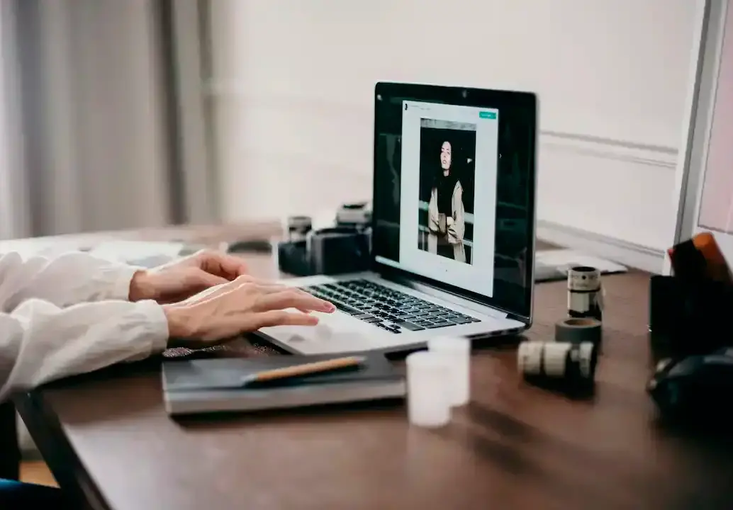 El trabajo remoto ha abierto nuevas oportunidades para madres cabeza de hogar, jóvenes sin experiencia y profesionales que buscan flexibilidad laboral. FOTO: GETTY
