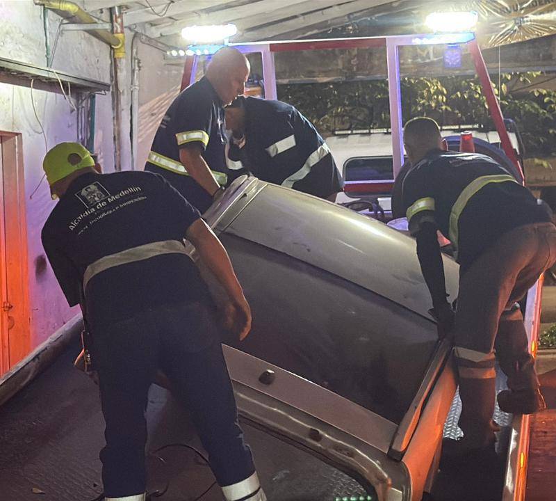 Esta fue una de las partes de vehículos que encontraron dentro de este local que hacían pasar como un parqueadero. También hallaron herramientas y otros elementos. FOTO: CORTESÍA SECRETARÍA DE SEGURIDAD DE MEDELLÍN