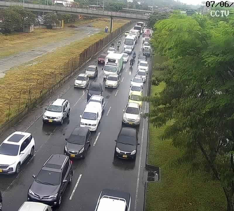 Los cierres viales por una competencia ciclística, sumados a las lluvias y las ciclovías dominicales, generan congestión en varios corredores estratégicos de Medellín este domingo. FOTO: Secretaría de movilidad.