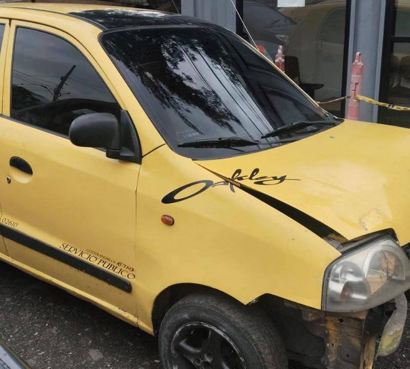 El taxista, después de arrollar a un motociclista y su acompañante, perdió el control del vehículo y chocó contra un poste en la Avenida Regional con calle 50. FOTO: Cortesía