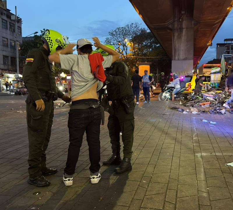 Las autoridades recorrieron varios puntos críticos en el Centro de Medellín para hacer controles. FOTO: Cortesía Alcaldía de Medellín