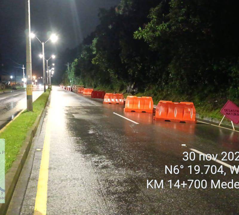 Así estuvo durante toda la noche la vía cerca del Alto de la Virgen a raíz de la caída de material. FOTO: Cortesía